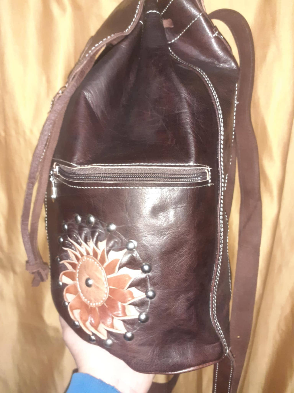 Mochila Marrakech Artesanal — Estampado Sol de Colores con Remaches