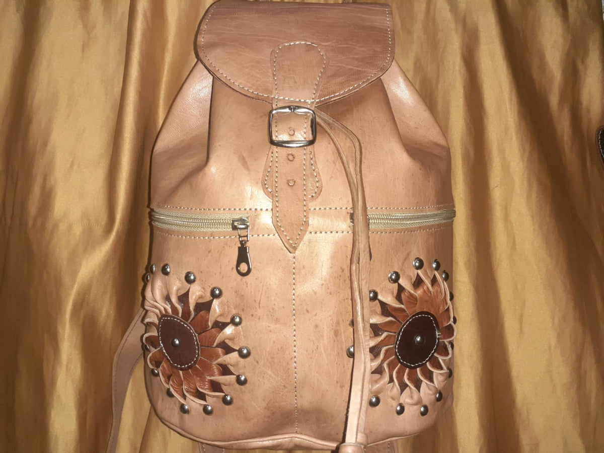 Mochila Marrakech Artesanal — Estampado Sol de Colores con Remaches