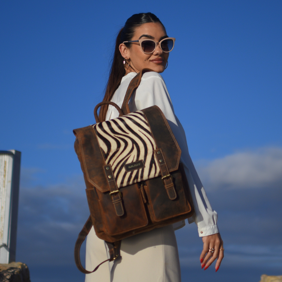 Mochila de Cuero Full Grain con Solapa Animal Print – Portátil 15,6” – IULIUS