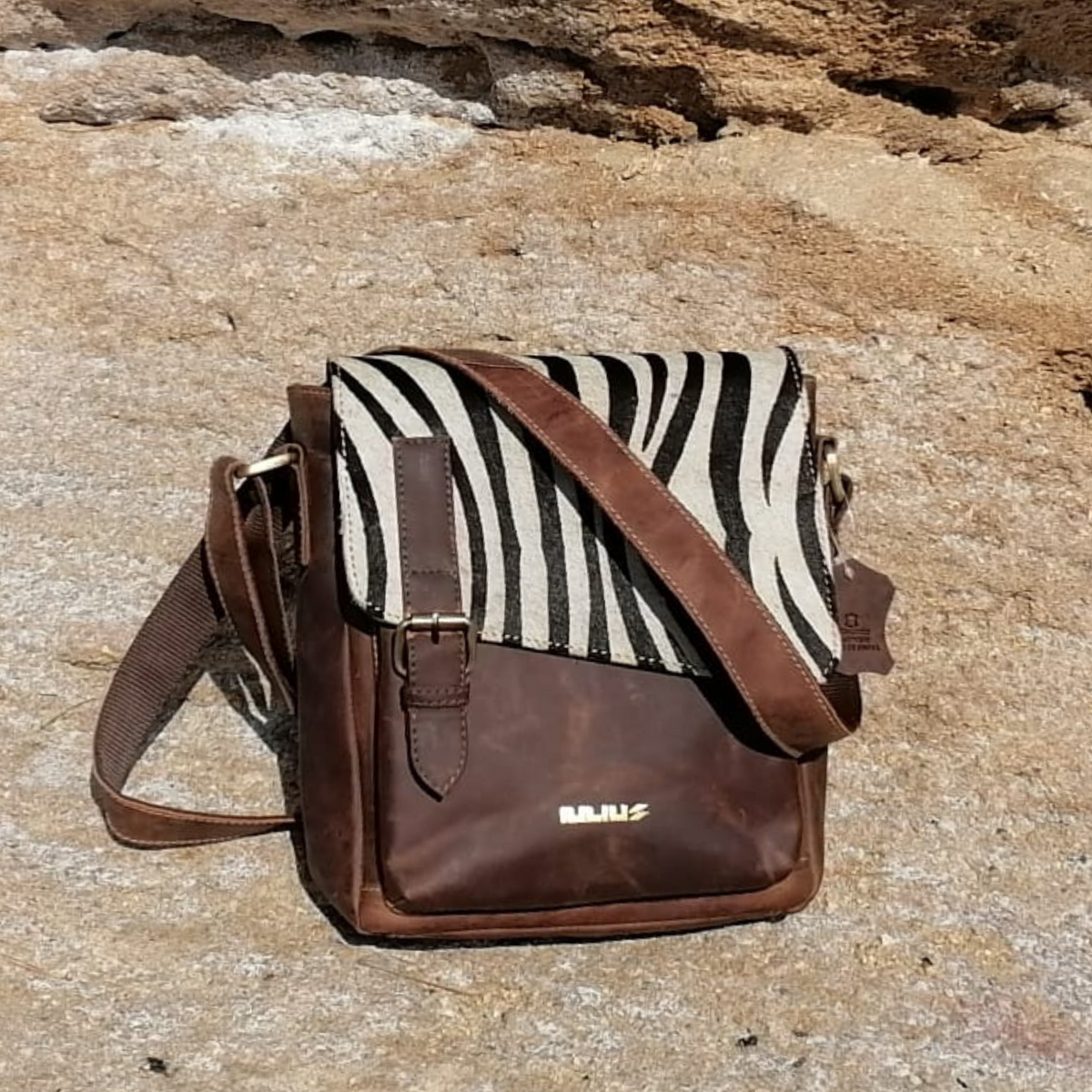 Bandolera de Cuero Genuino con Solapa de Pelo Natural Estampado Cebra – IULIUS