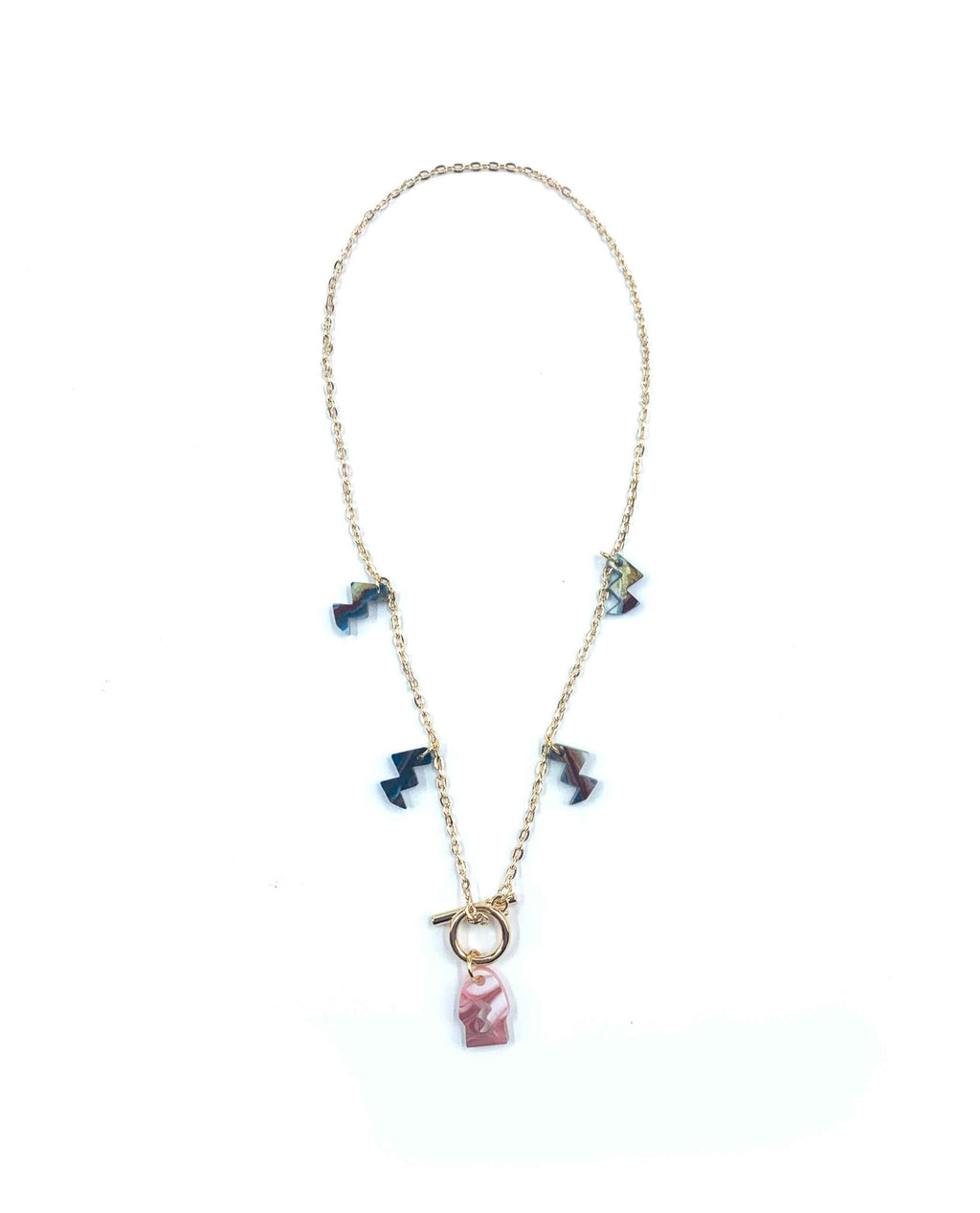 Collar dorado con colgante de resina rosa marmolada y charms geométricos