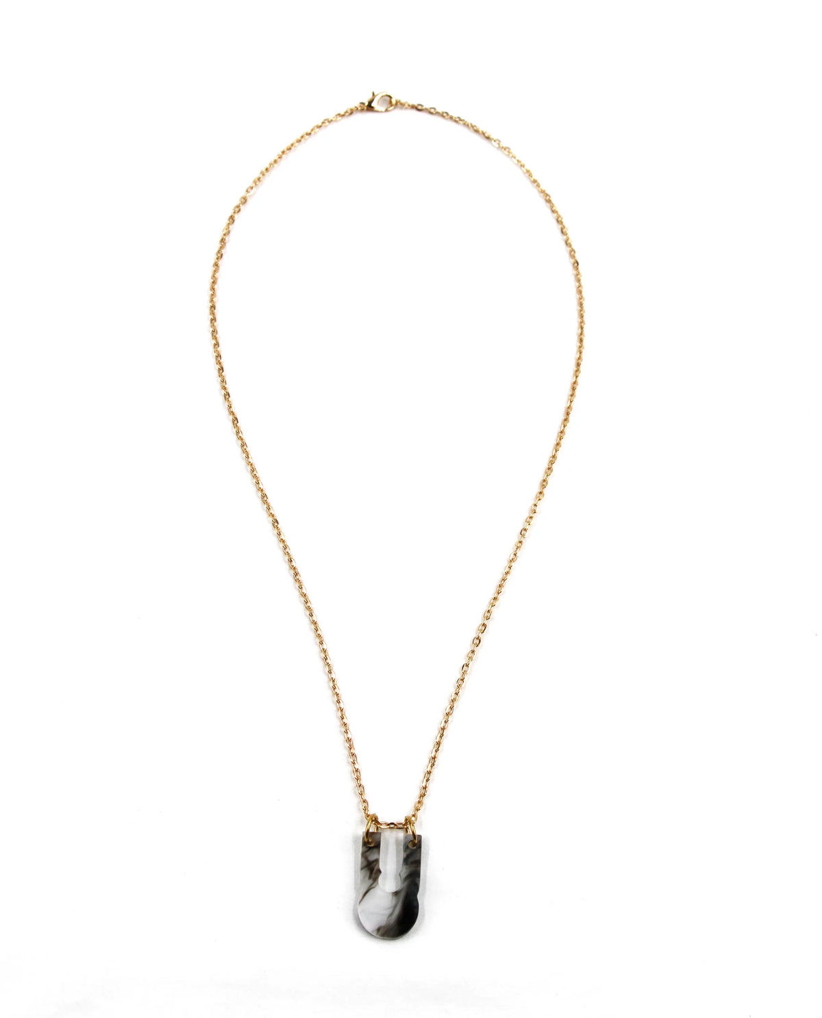 Collar dorado con colgante marmolado blanco y negro