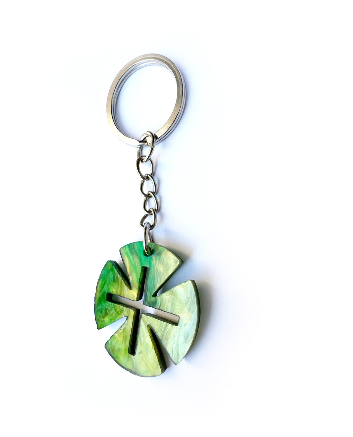 Llavero verde con cruz geométrica