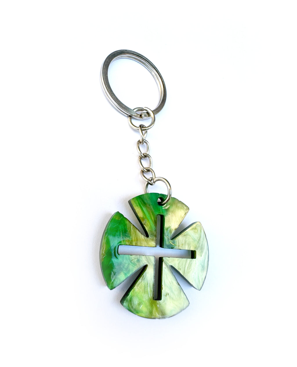 Llavero verde con cruz geométrica