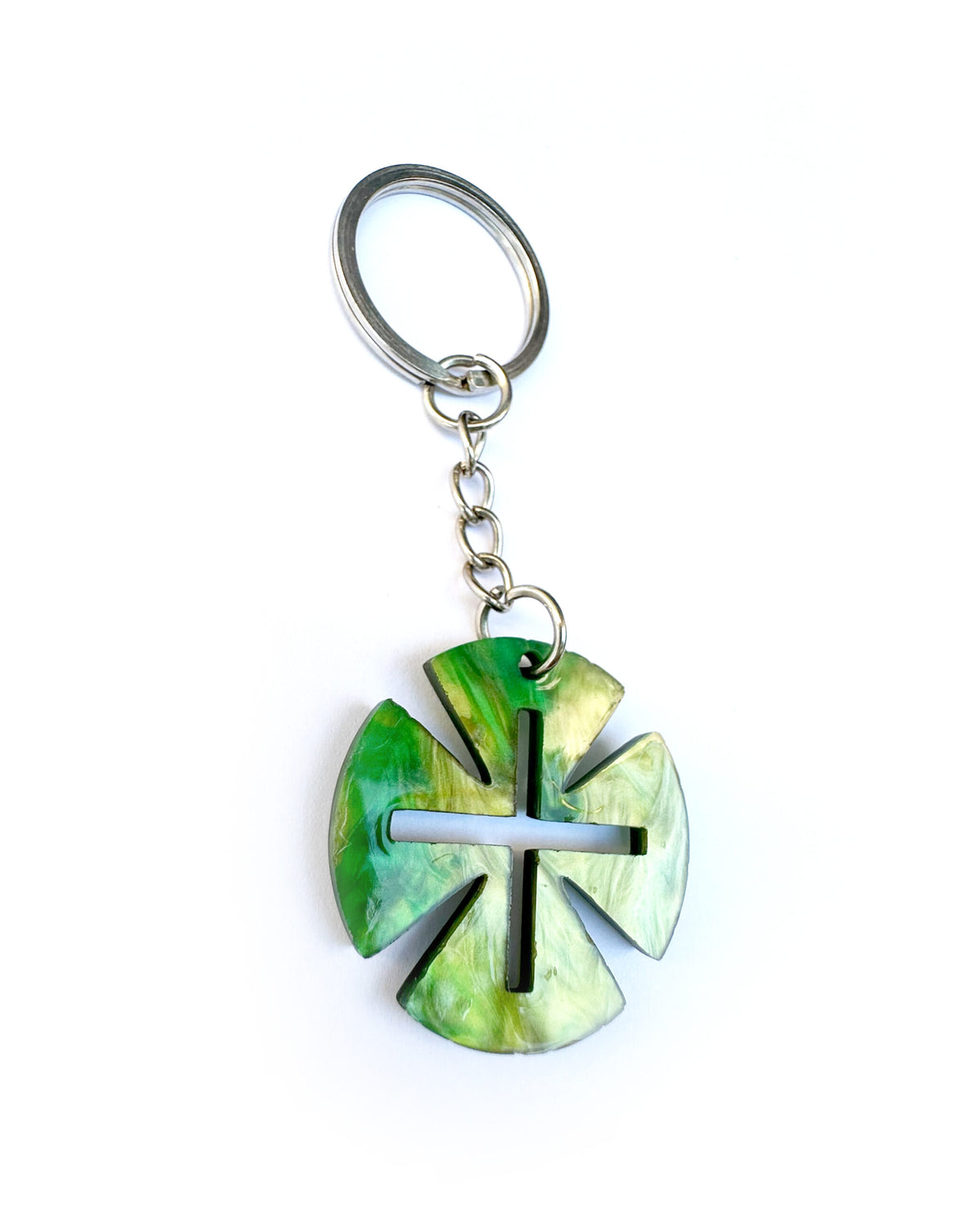 Llavero verde con cruz geométrica