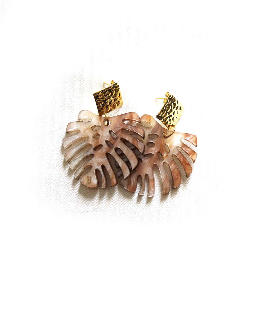 Pendientes hoja monstera de resina marmolada marrón