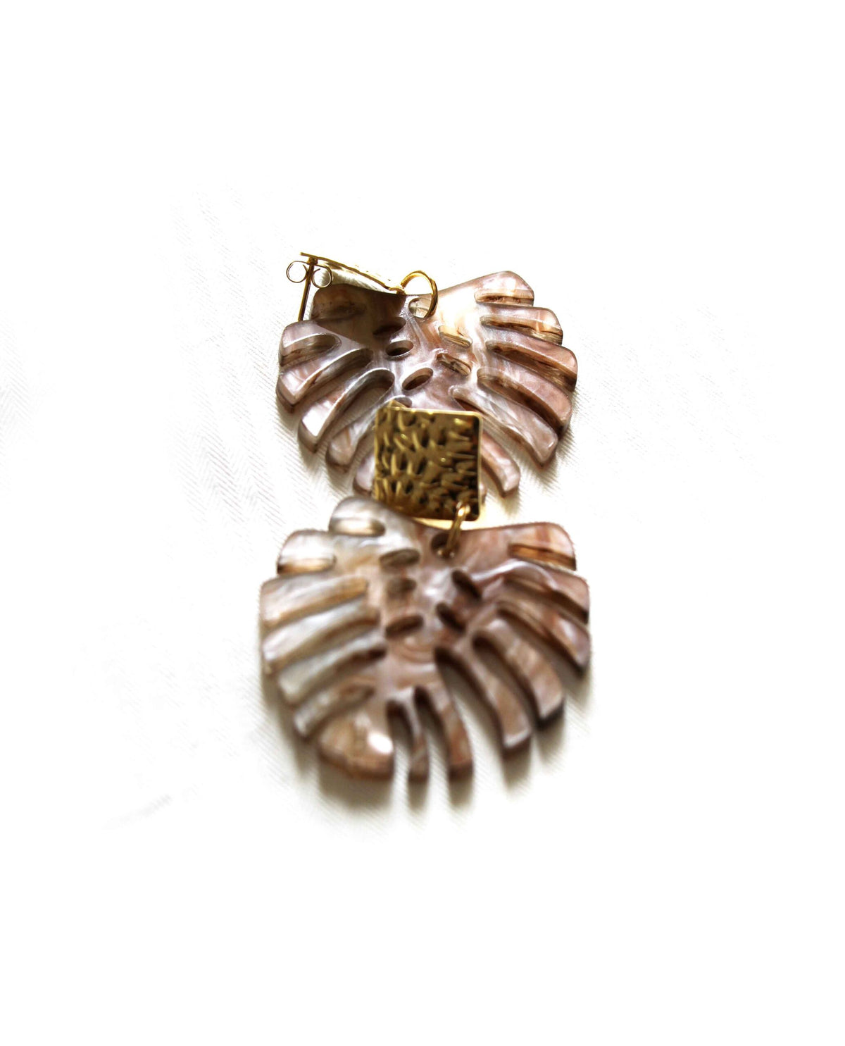 Pendientes hoja monstera de resina marmolada marrón