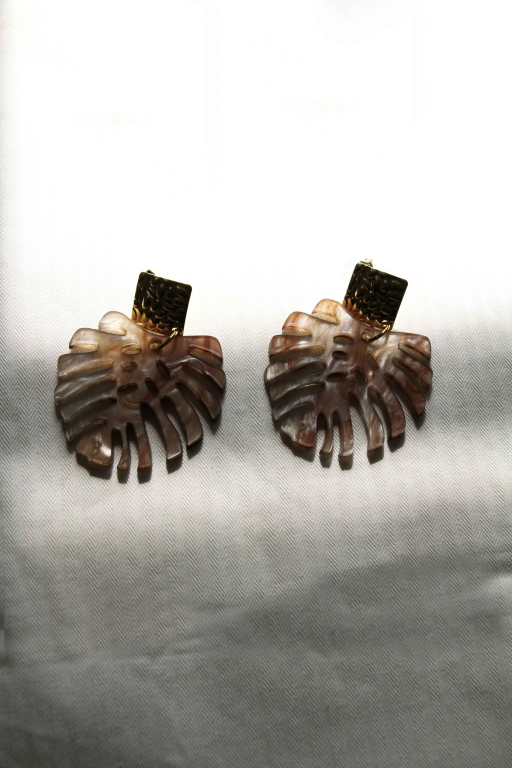 Pendientes hoja monstera de resina marmolada marrón