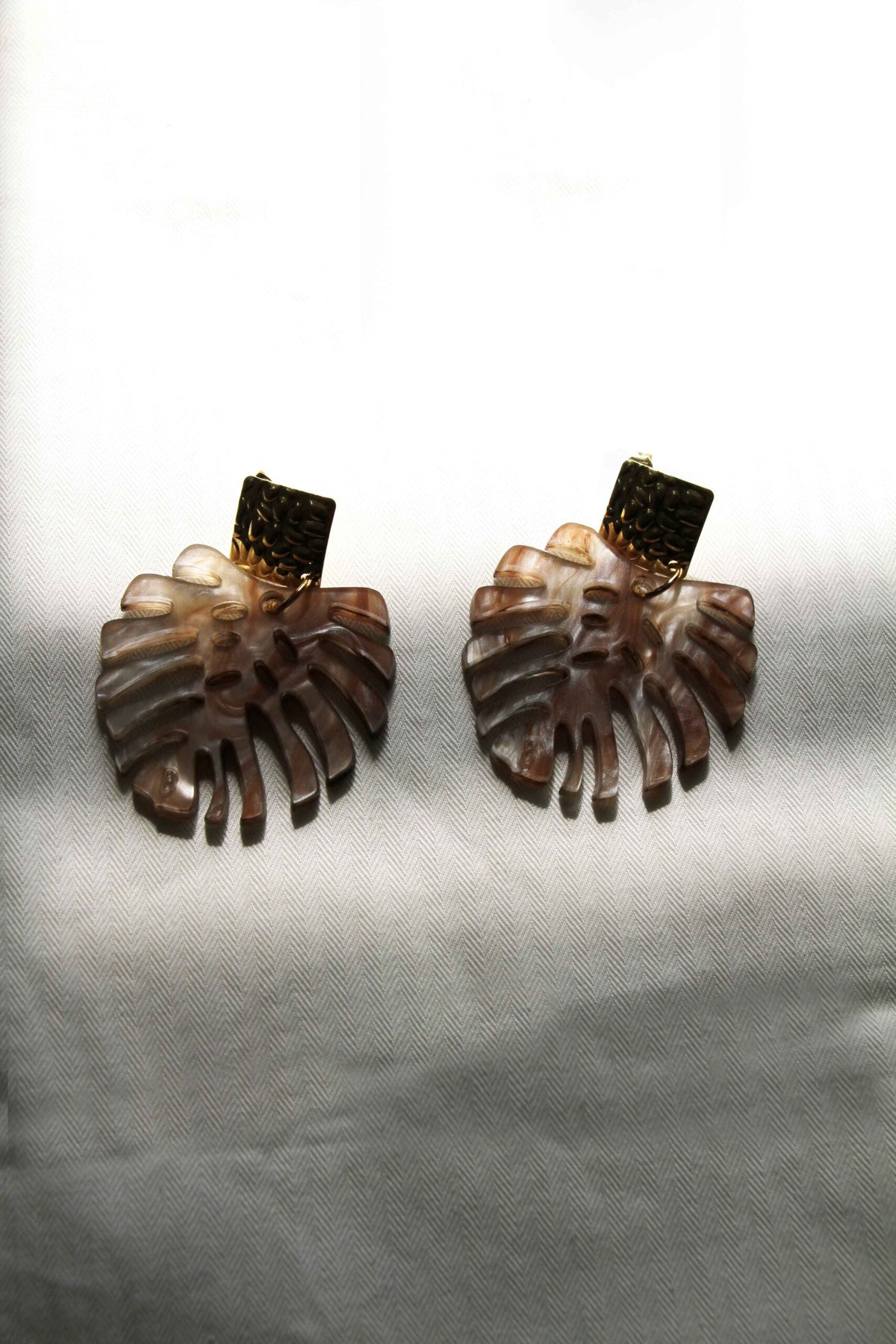 Pendientes hoja monstera de resina marmolada marrón