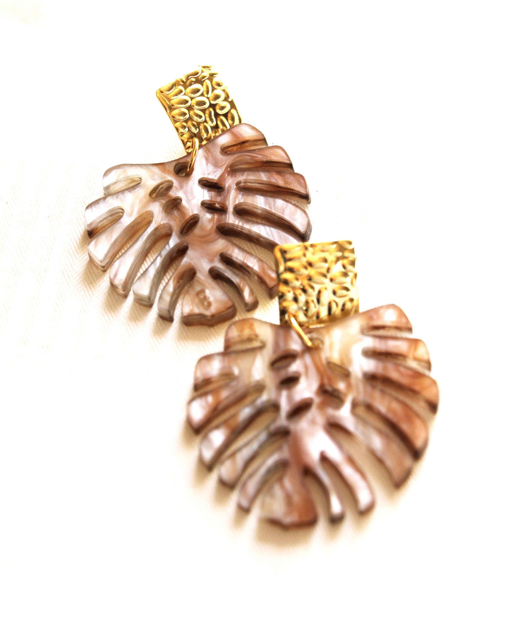 Pendientes hoja monstera de resina marmolada marrón