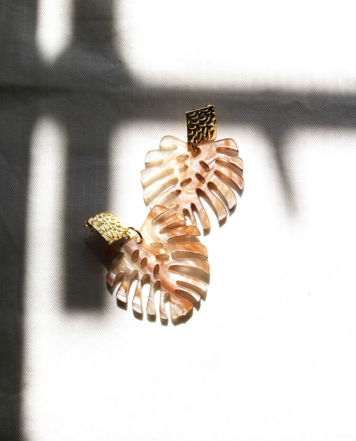 Pendientes hoja monstera de resina marmolada marrón