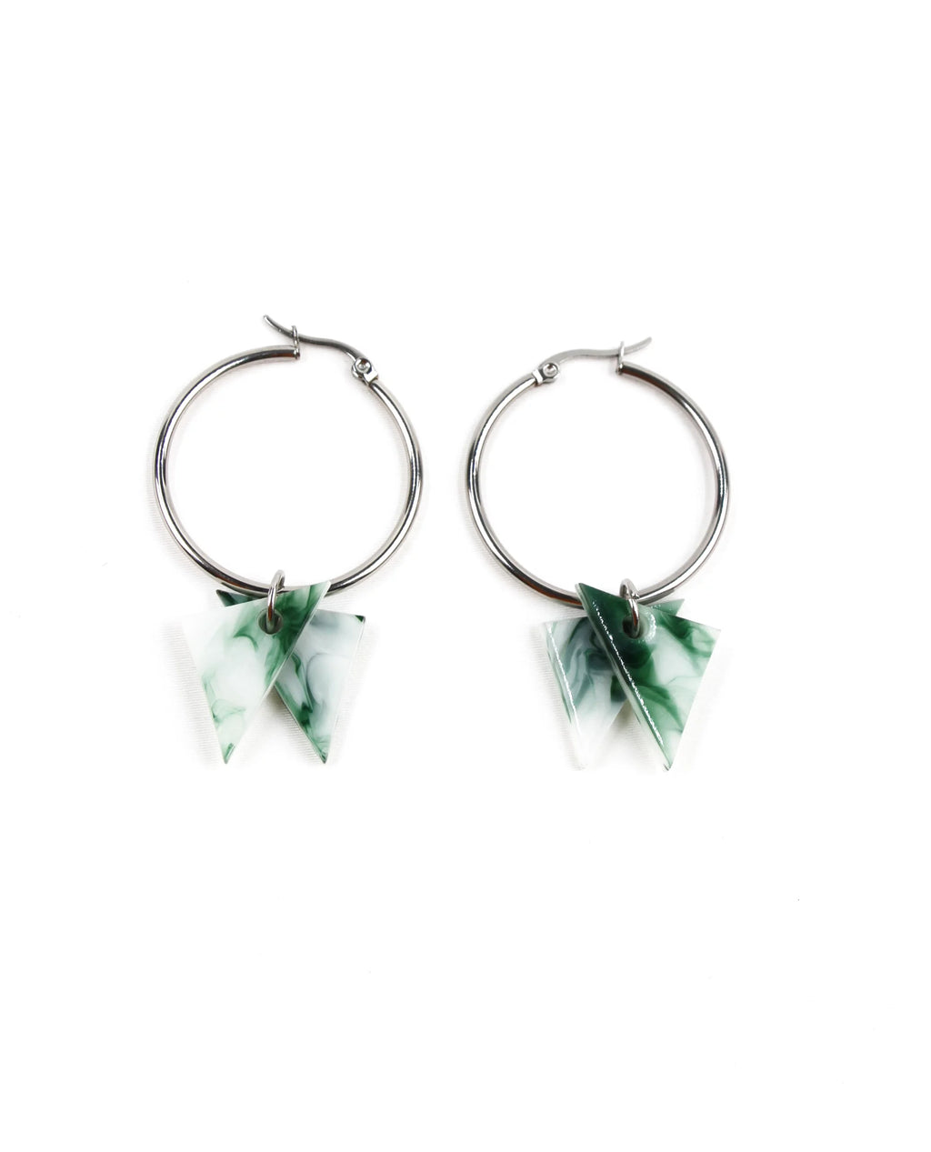 Pendientes de aro plateados con colgantes geométricos verdes