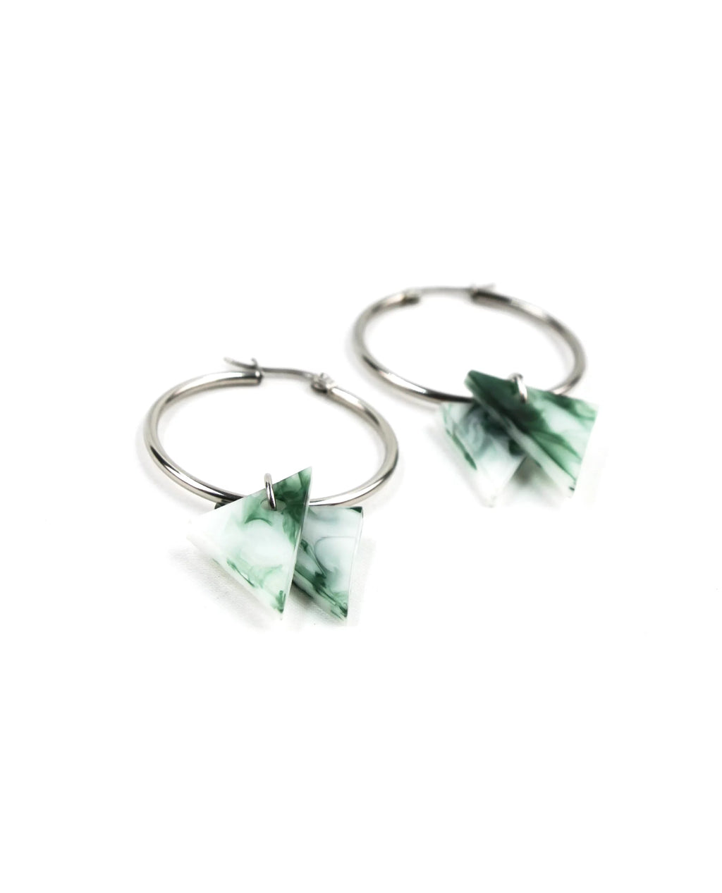 Pendientes de aro plateados con colgantes geométricos verdes