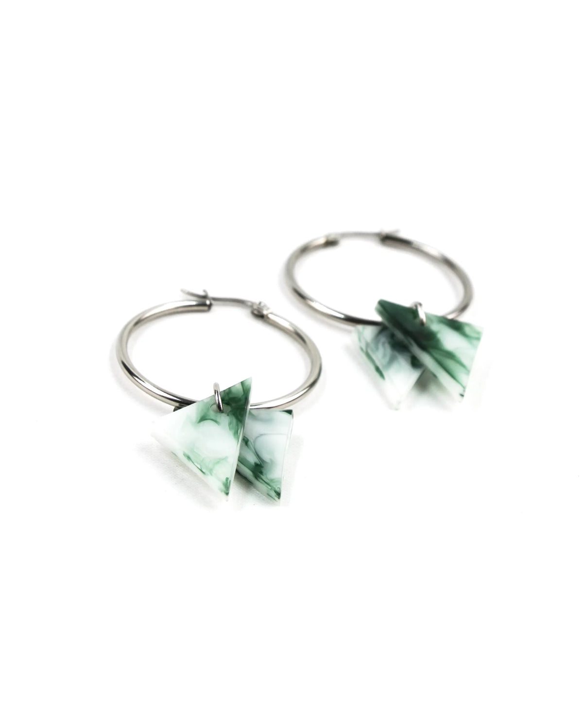Pendientes de aro plateados con colgantes geométricos verdes