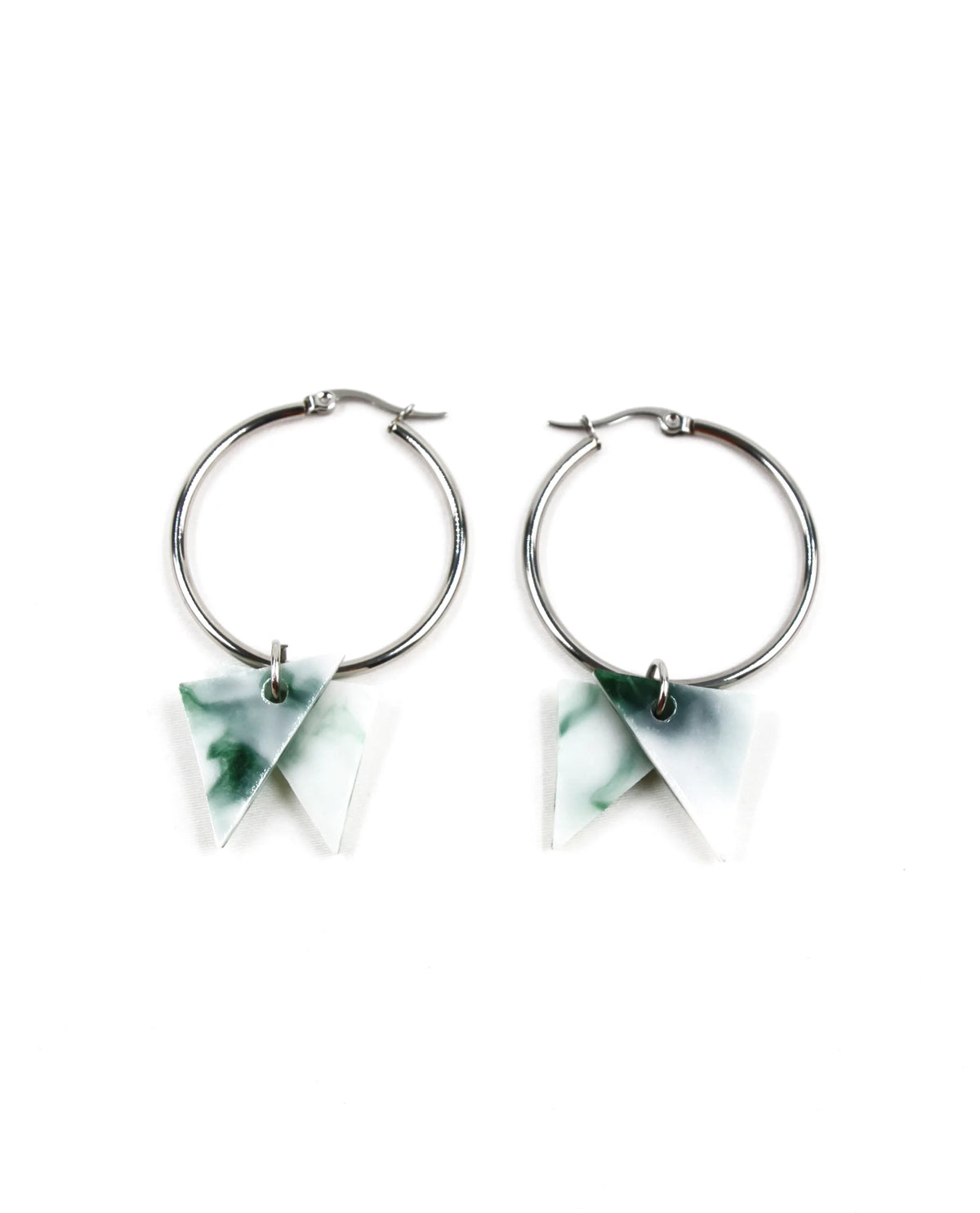 Pendientes de aro plateados con colgantes geométricos verdes