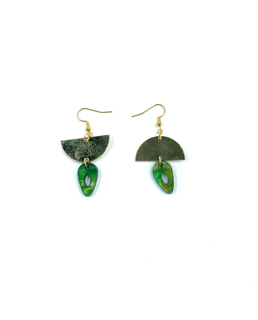 Pendientes dorados con resina verde marmolada
