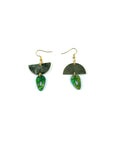 Pendientes dorados con resina verde marmolada