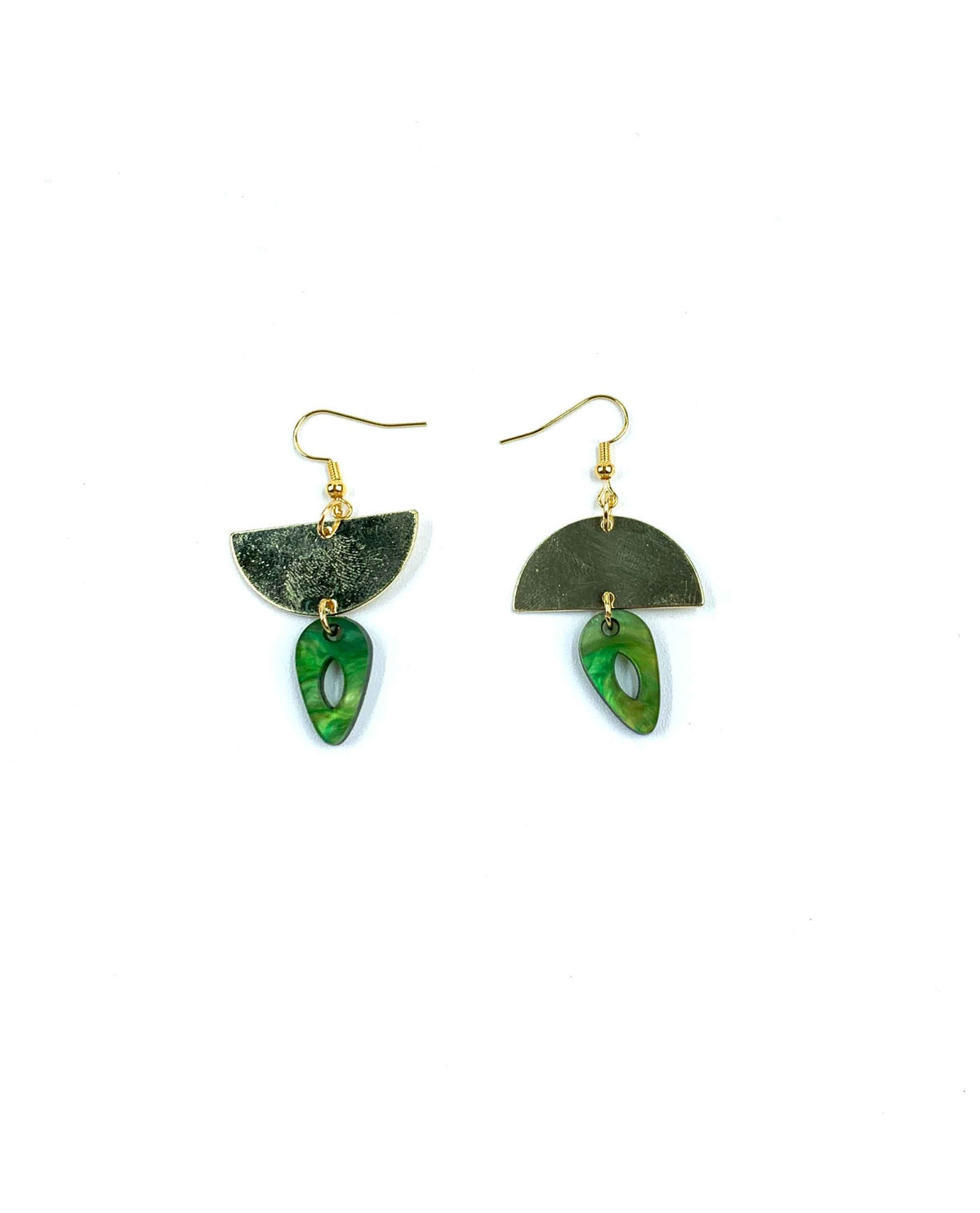 Pendientes dorados con resina verde marmolada