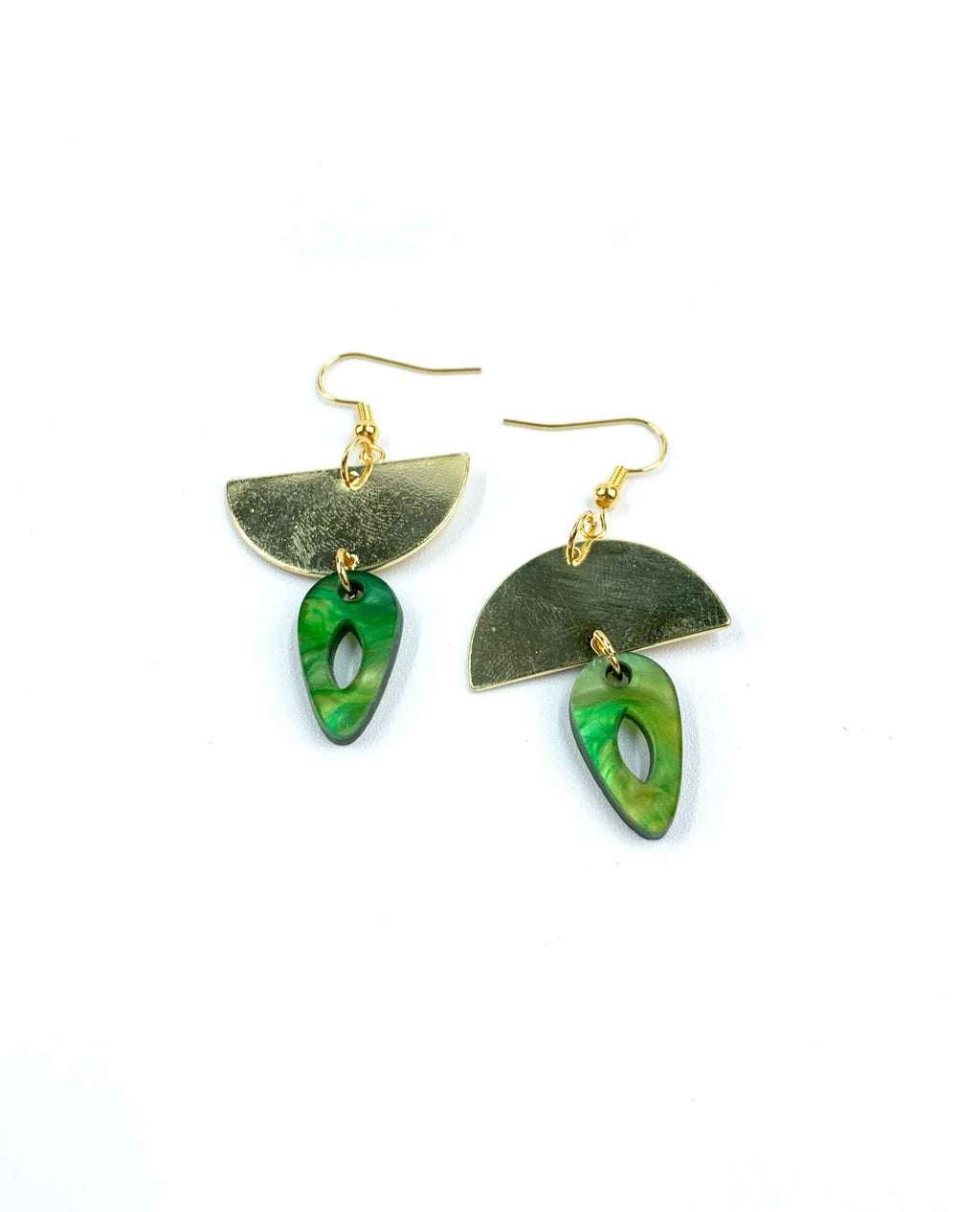 Pendientes dorados con resina verde marmolada