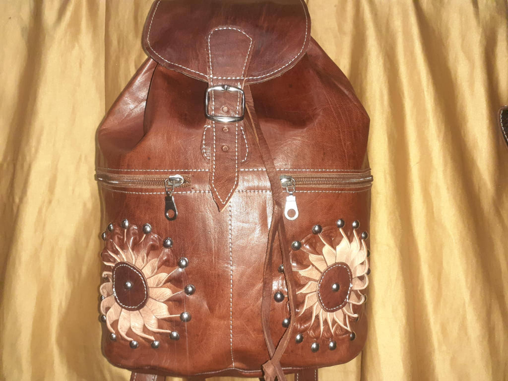 Mochila Marrakech Artesanal — Estampado Sol de Colores con Remaches