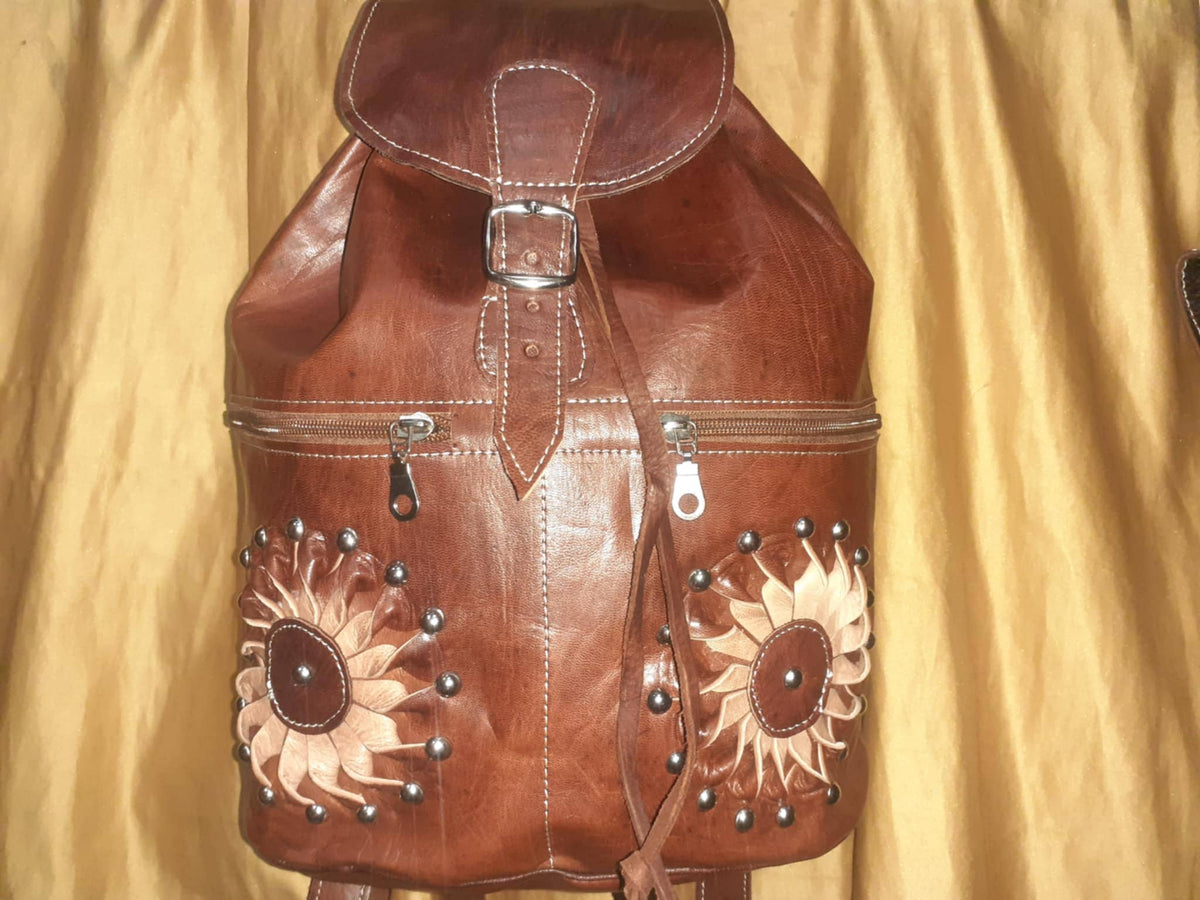 Mochila Marrakech Artesanal — Estampado Sol de Colores con Remaches
