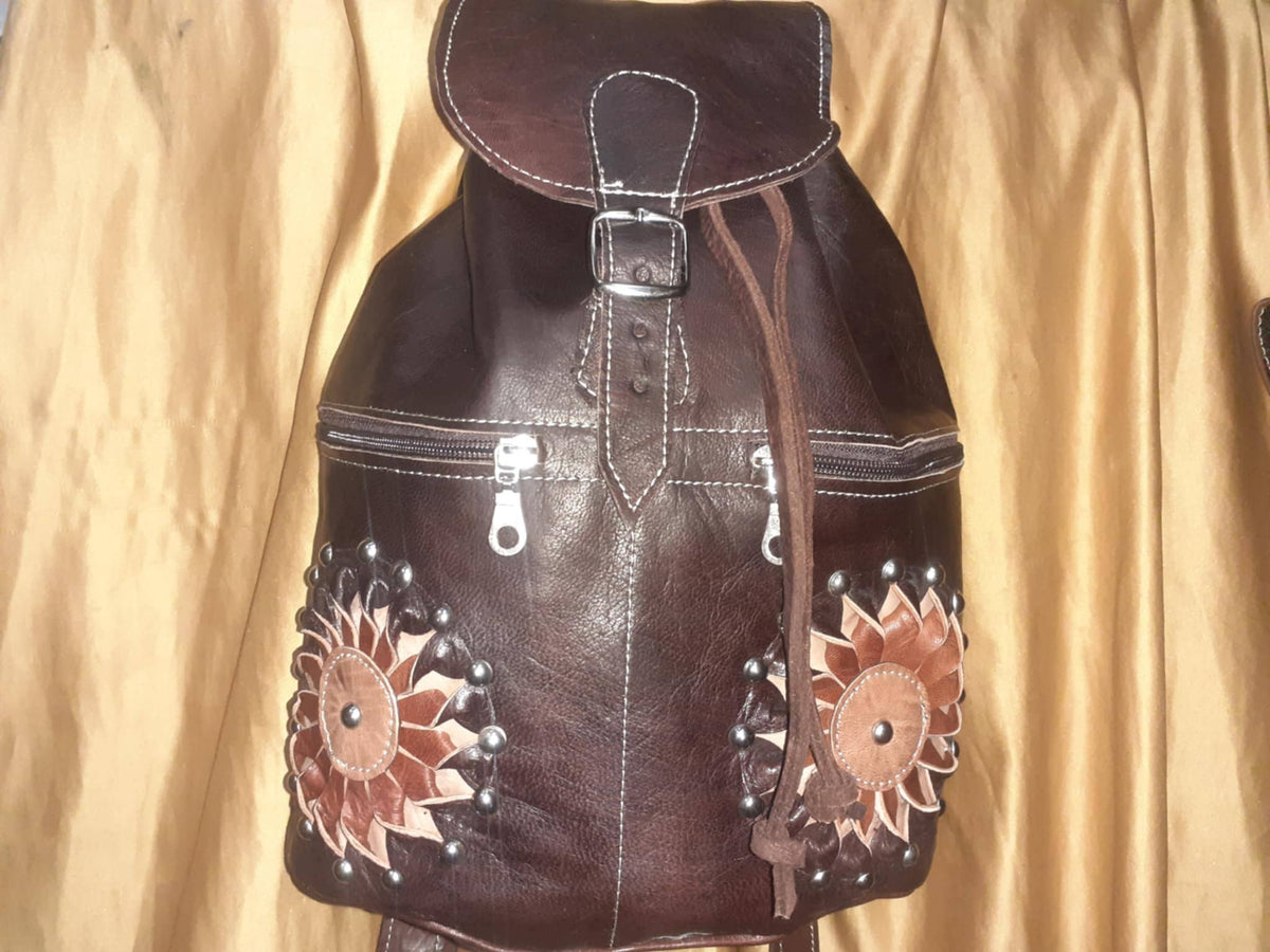 Mochila Marrakech Artesanal — Estampado Sol de Colores con Remaches